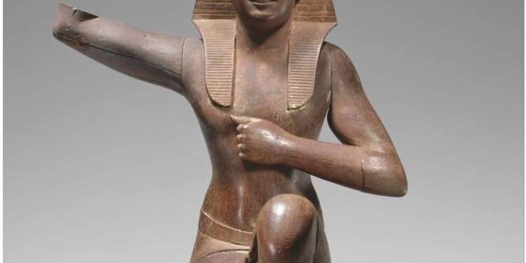 Statue en bois de la Basse Epoque 2 - Le Progrès Egyptien Statue en bois de la Basse Epoque 1 - Le Progrès Egyptien