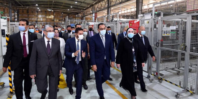 Cité Badr : Madbouli inspecte l’usine de Schneider Electric 1 - Le Progrès Egyptien