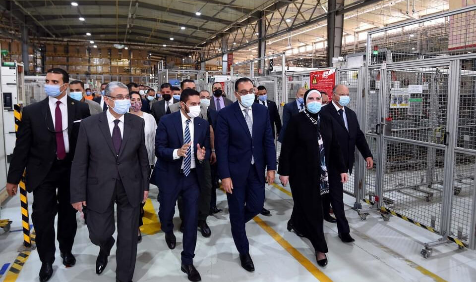Cité Badr : Madbouli inspecte l’usine de Schneider Electric 1 - Le Progrès Egyptien
