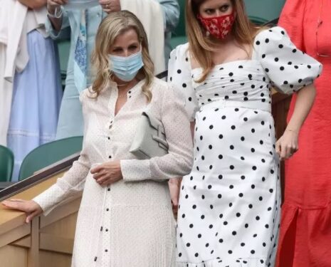 Princesse Beatrice, très enceinte pour sa première sortie officielle 2 - Le Progrès Egyptien Princesse Beatrice, très enceinte pour sa première sortie officielle 1 - Le Progrès Egyptien