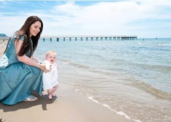 La petite princesse Geraldine d’Albanie à la plage avec ses parents