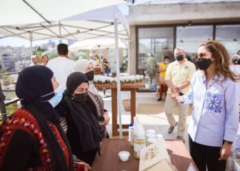 La reine Rania félicite les initiateurs d’un marché fermier en ligne