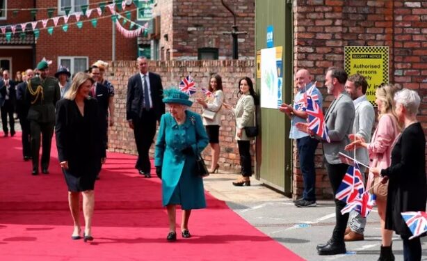 Elizabeth II, ravie de visiter les coulisses du mythique “Coronation Street” 2 - Le Progrès Egyptien Elizabeth II, ravie de visiter les coulisses du mythique “Coronation Street” 1 - Le Progrès Egyptien