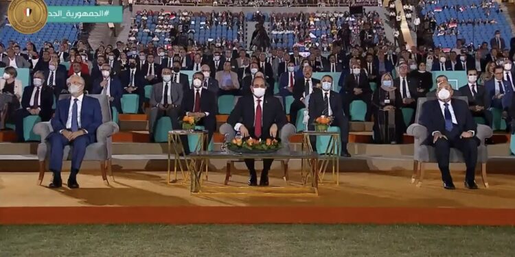 Le Président Al-Sissi salue le public à la Conférence "Vie décente" 1 - Le Progrès Egyptien