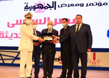 Chawki remet l’insigne d’Al-Gomhouriya aux officiers