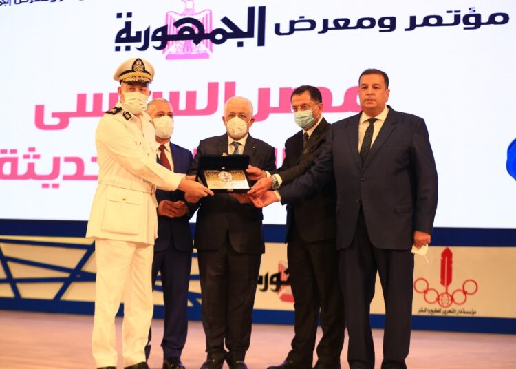 Chawki remet l’insigne d’Al-Gomhouriya aux officiers