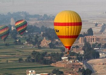Le ciel de Louxor garni de montgolfières