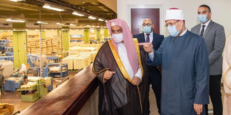 Le trophée du complexe roi Fahd décerné au ministre des Wakfs 2 - Le Progrès Egyptien Le trophée du complexe roi Fahd décerné au ministre des Wakfs 1 - Le Progrès Egyptien