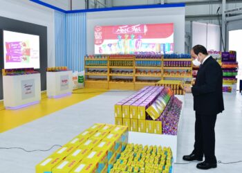 Tournée du Président dans la nouvelle cité d’industries alimentaires “Silo Foods”.