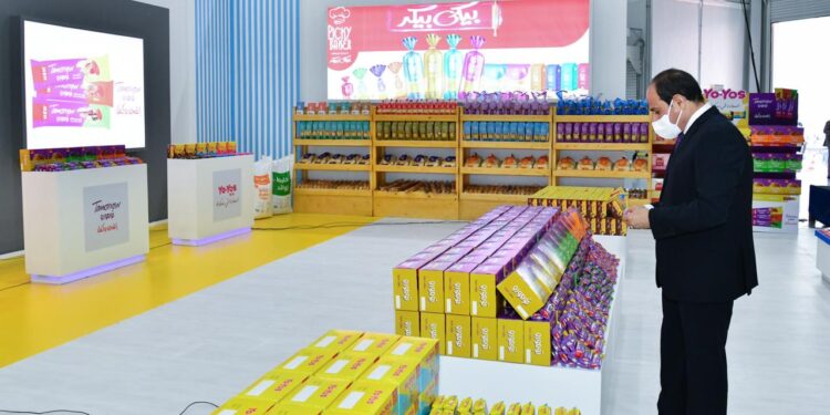 Tournée du Président dans la nouvelle cité d’industries alimentaires “Silo Foods”. 1 - Le Progrès Egyptien