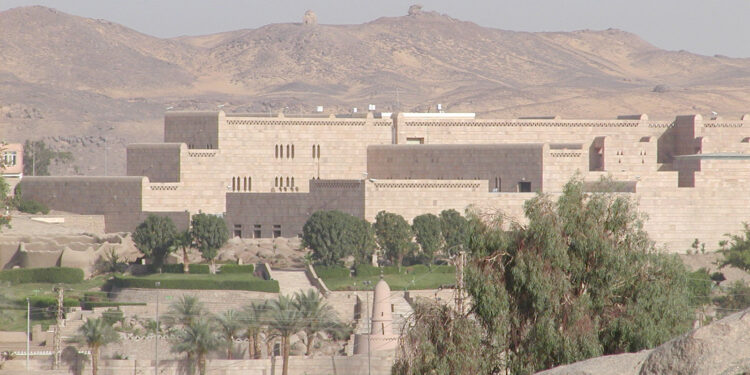 Muse Nubien vu depuis la carrire de l'oblisque inacheve