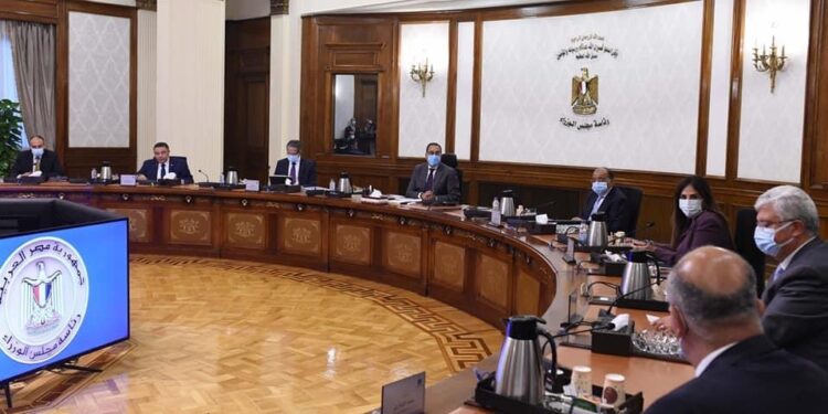 Le premier ministre examine le projet de métro léger 2 - Le Progrès Egyptien Le premier ministre examine le projet de métro léger 1 - Le Progrès Egyptien