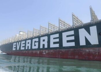 Le porte-conteneurs Ever Given traverse le canal de Suez