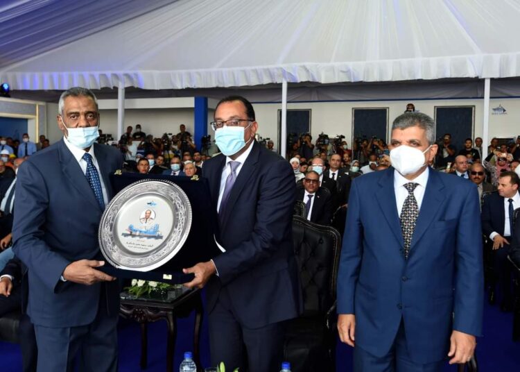 Madbouli hisse le drapeau d’Egypte sur la drague “Hussein Tantaoui”