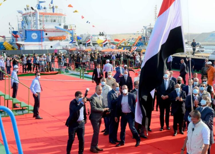 Madbouli hisse le drapeau d’Egypte sur la drague “Hussein Tantaoui”