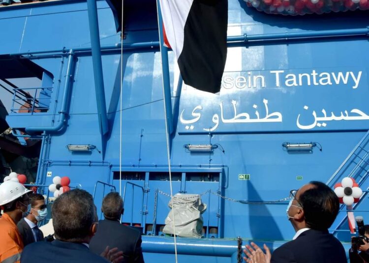 Madbouli hisse le drapeau d’Egypte sur la drague “Hussein Tantaoui”