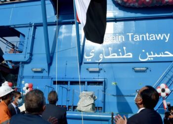 Madbouli hisse le drapeau d’Egypte sur la drague “Hussein Tantaoui”