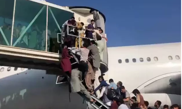 Afghanistan : Kaboul reprend lentement vie 1 - Le Progrès Egyptien Des Afghans tentent pour fuir leur pays. Ici à l'aéroport de Kaboul
