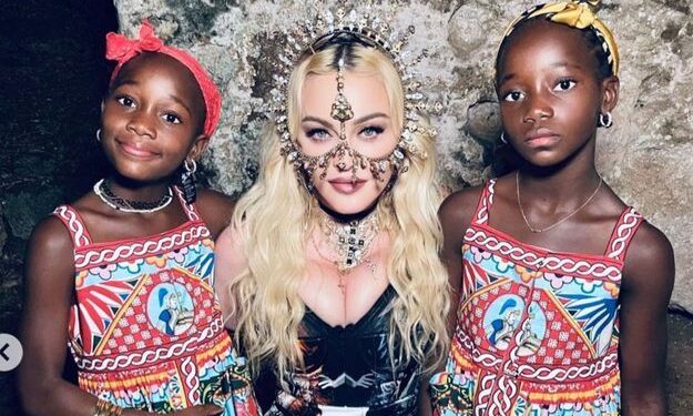 Madonna célèbre les 9 ans de ses jumelles 2 - Le Progrès Egyptien Madonna célèbre les 9 ans de ses jumelles 1 - Le Progrès Egyptien