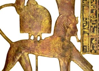 Le bouclier cérémoniel en bois doré