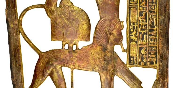 Le bouclier cérémoniel en bois doré 2 - Le Progrès Egyptien Le bouclier cérémoniel en bois doré 1 - Le Progrès Egyptien