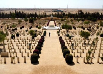 1ère guerre mondiale : Dépôt d’une couronne de fleurs sur le tombeau des victimes