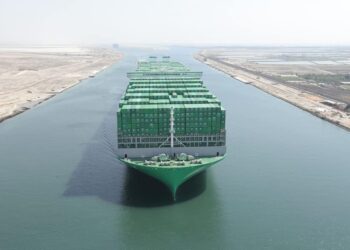 Le plus grand porte-conteneurs du monde traverse le Canal de Suez
