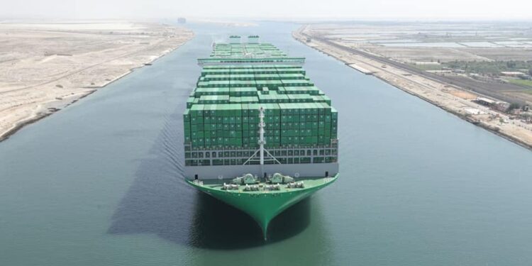 Le plus grand porte-conteneurs du monde traverse le Canal de Suez 2 - Le Progrès Egyptien Le plus grand porte-conteneurs du monde traverse le Canal de Suez 1 - Le Progrès Egyptien