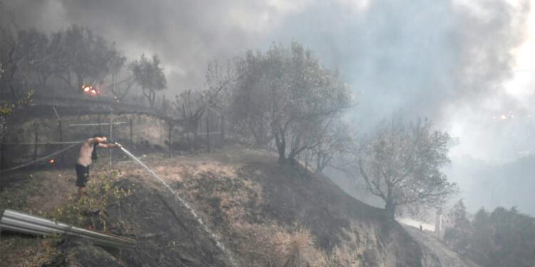 Grèce : Les pompiers bataillent encore contre les incendies 2 - Le Progrès Egyptien Grèce : Les pompiers bataillent encore contre les incendies 1 - Le Progrès Egyptien