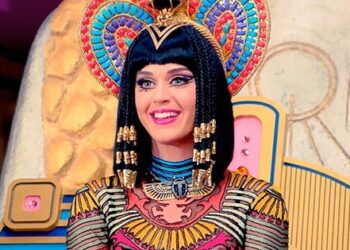 Des sandales « pharaoniques » avec l’empreinte de Katy Perry
