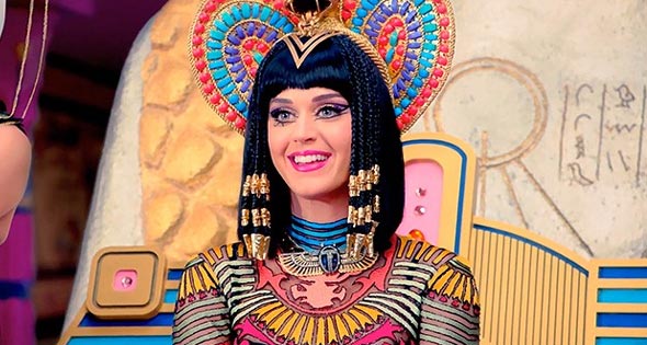 Des sandales « pharaoniques » avec l'empreinte de Katy Perry 2 - Le Progrès Egyptien Des sandales « pharaoniques » avec l'empreinte de Katy Perry 1 - Le Progrès Egyptien