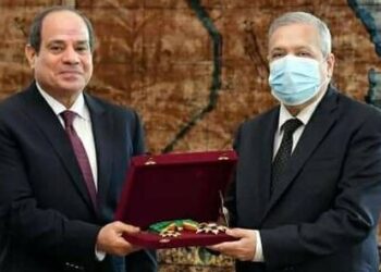Al-Sissi décerne l’ordre de la république au conseiller Essam Eddine Al-Menchaoui