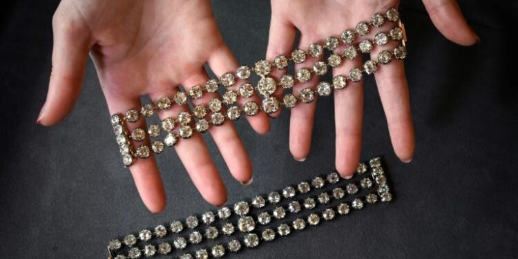 Deux bracelets de Marie-Antoinette mis aux enchères à Genève 1 - Le Progrès Egyptien