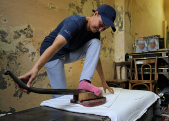 Le fer à repasser à pied, un métier qui défie le temps