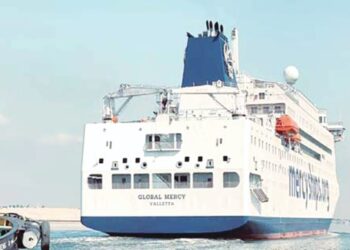 Le plus grand hôpital flottant salue le Canal de Suez