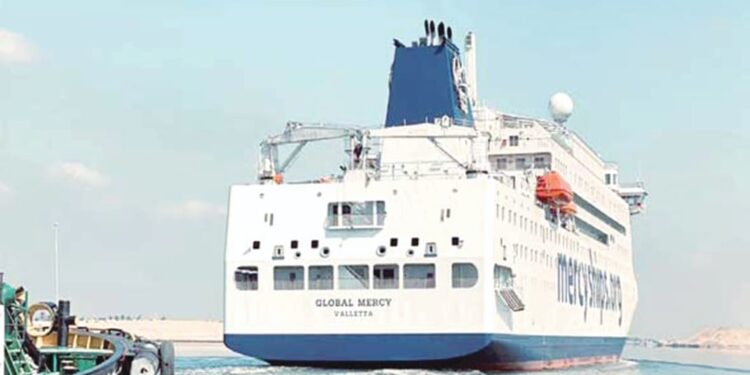 Le plus grand hôpital flottant salue le Canal de Suez 1 - Le Progrès Egyptien