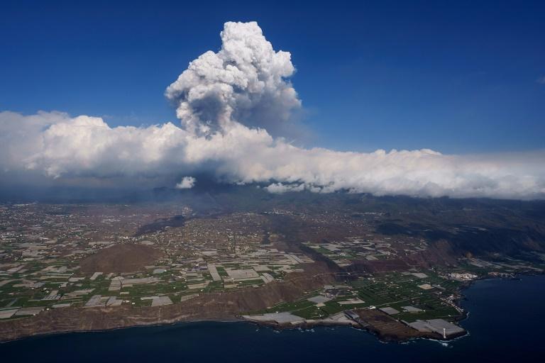 Canaries : La lave du volcan atteint l'océan, craintes de gaz toxiques 2 - Le Progrès Egyptien Canaries : La lave du volcan atteint l'océan, craintes de gaz toxiques 1 - Le Progrès Egyptien