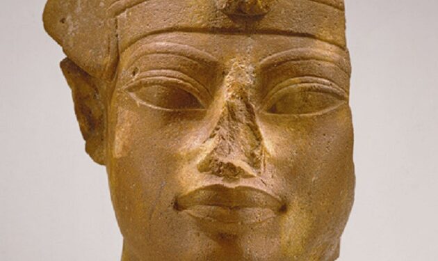 Amenhotep III portant la couronne bleue 2 - Le Progrès Egyptien Amenhotep III portant la couronne bleue 1 - Le Progrès Egyptien