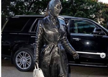 Kim Kardashian et sa cagoule en cuir choquent les rues de New York