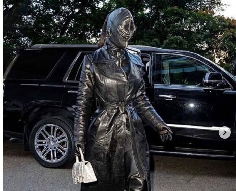 Kim Kardashian et sa cagoule en cuir choquent les rues de New York 2 - Le Progrès Egyptien Kim Kardashian et sa cagoule en cuir choquent les rues de New York 1 - Le Progrès Egyptien