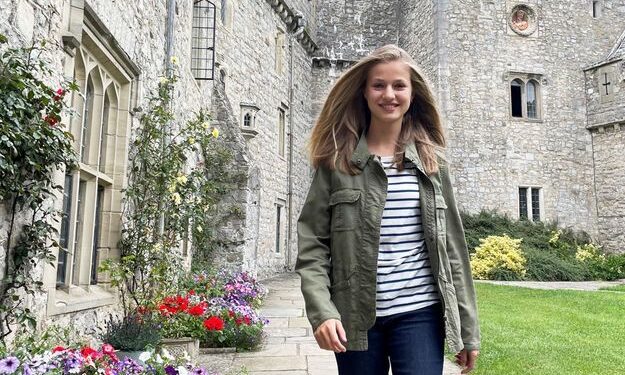 Leonor d’Espagne radieuse dans la même école 1 - Le Progrès Egyptien 30-08-2021 Crown Princess Leonor during her first day in UWC Atlantic College in Wales. © PPE