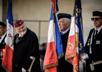 Macron reçoit des Harkis pour “apaiser” les mémoires