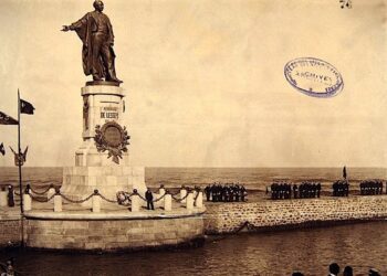 Le socle de la statue de Ferdinand de Lesseps