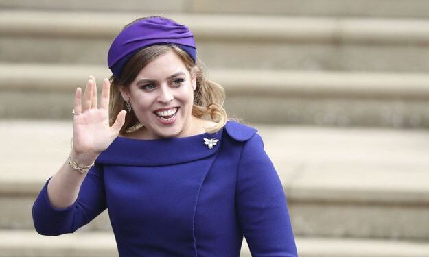 Un 12e arrière-petit-enfant pour Elizabeth II 1 - Le Progrès Egyptien FILE - In this Friday, Oct. 12, 2018 file photo, Princess Beatrice arrives for the wedding of Princess Eugenie of York and Jack Brooksbank at St George's Chapel, Windsor Castle, near London, England. Princess Beatrice is expecting a baby. Buckinghan Palace said Wednesday, May 19, 2021 that the 32-year-old granddaughter of Queen Elizabeth II and husband Edoardo Mapelli Mozzi are due to have their first child in the autumn. It said ‚Äúboth families are delighted with the news.‚Äù Beatrice, who is the elder daughter of Prince Andrew and the former Sarah Ferguson, married property developer Mapello Mozzi in July 2020, at a small ceremony constrained by coronavirus restrictions. (Steve Parsons/Pool via AP, File)/AMB101/21139341319907/FRIDAY, OCT. 12, 2018 FILE POOL PHOTO/2105191133