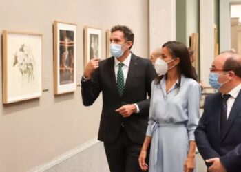 Letizia fait mouche avec sa robe bleue layette au Musée du Prado