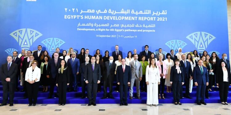Photo-souvenir d'Al-Sissi avec les participants au lancement du Rapport de l'ONU sur le DH en Egypte 2021 2 - Le Progrès Egyptien Photo-souvenir d'Al-Sissi avec les participants au lancement du Rapport de l'ONU sur le DH en Egypte 2021 1 - Le Progrès Egyptien