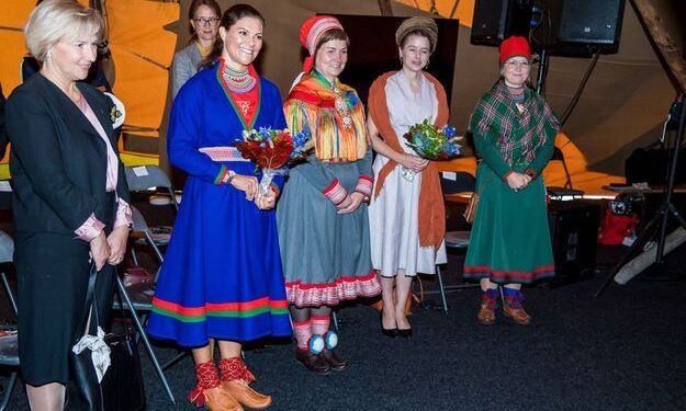 Suède : Victoria arborait sa tenue sami dans le Västerbotten 1 - Le Progrès Egyptien La princesse Victoria de Suède arrive à l'ouverture de la 8ème législature du parlement Sami à Lycksele le 1er septembre 2021.