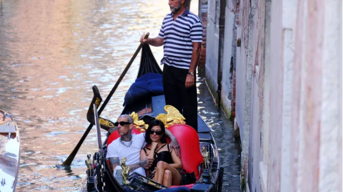 Travis Barker et Kourtney Kardashian, escapade italienne 2 - Le Progrès Egyptien Travis Barker et Kourtney Kardashian, escapade italienne 1 - Le Progrès Egyptien