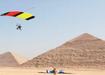 Les Pyramides abritent le Festival du parachutisme