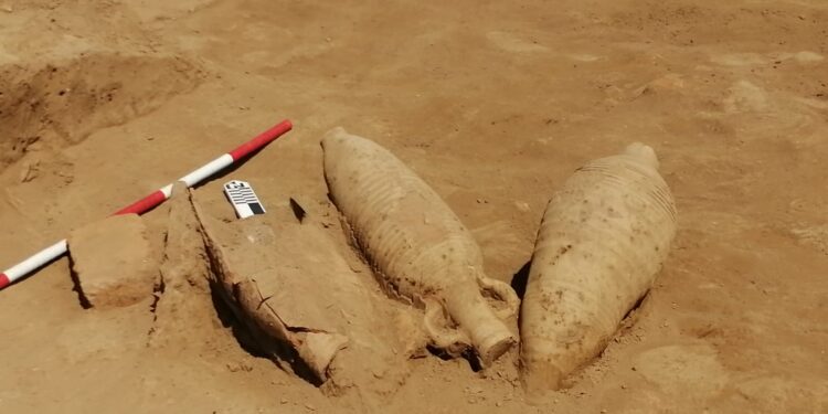 Temple de Louxor : Découverte des amphores et des lanternes 2 - Le Progrès Egyptien Temple de Louxor : Découverte des amphores et des lanternes 1 - Le Progrès Egyptien